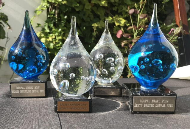 Billede af fire Drupal-priser, vi blev tildelt med